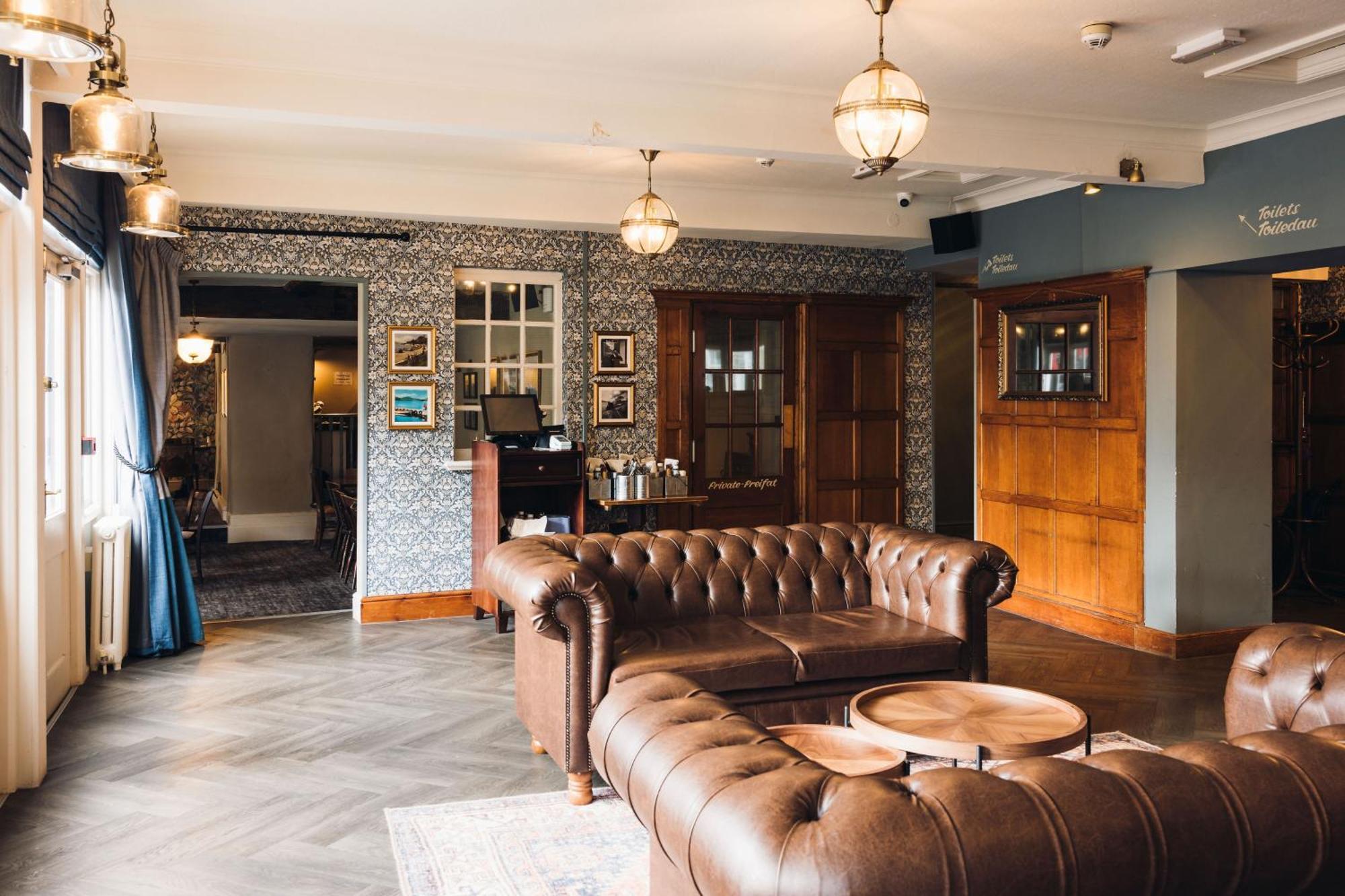 White Lion Royal Hotel 발라 외부 사진